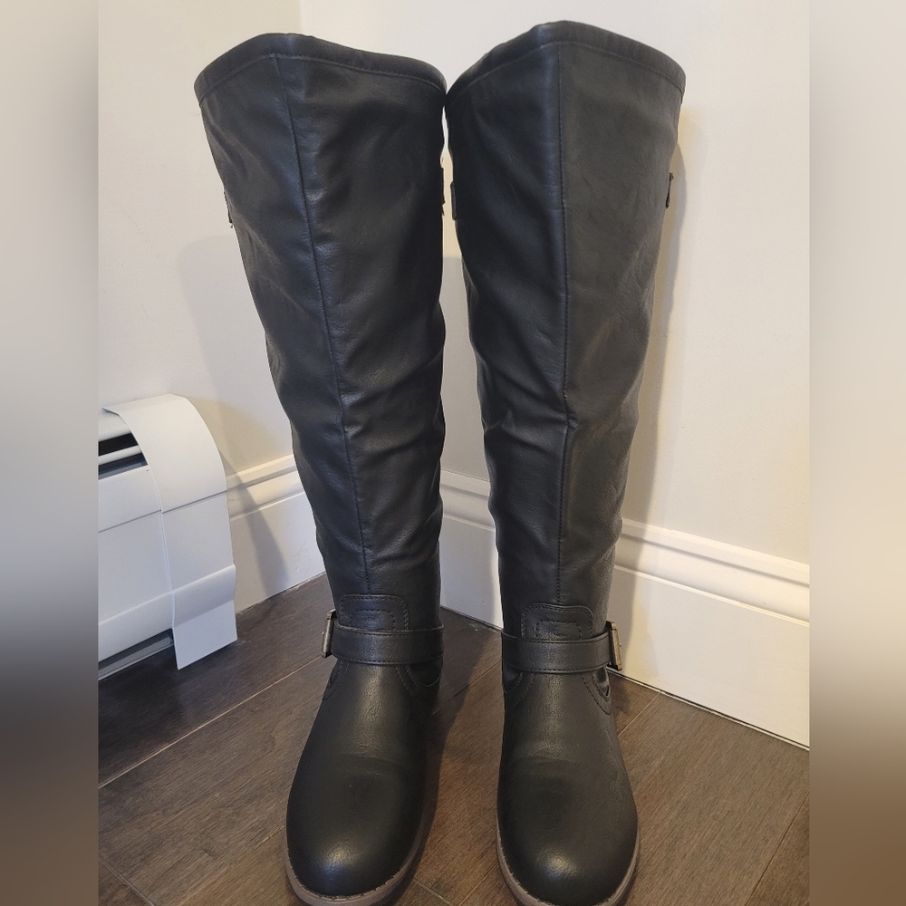 NWOB Journee Collection Spokane Studded Riding Boot Knee High Red Stripe 7.5 XWC